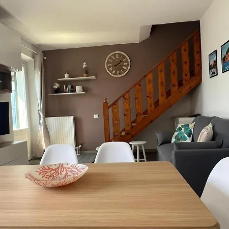 Sunset House Air Con Large Balcony, Unbeatable View And Peace